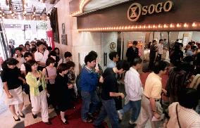 Bargain hunters flock to Sogo's Tokyo store for last sale